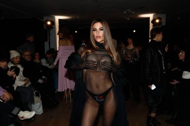 Front row during the Weinsanto Womenswear Ready To Wear Fall Winter 2025 20266 show during Paris Fashion Week PFW Clara Berry wears a fake silicone breast on the front row of the Weinsanto Womenswear Ready To Wear Fall Winter 2025 20266 show during Paris Fashion Week PFW , in Paris, France, on March 3, 2025 Christophe Clovis Bestimage Celebs during the Weinsanto Womenswear Ready To Wear Fall Winter 2025 20266 show during Paris Fashion Week PFW , in Paris, France, on March 3, 2025 Paris France  Copyright: xChristophexClovisx xBestimagexChristophexClovisx xBestimagex