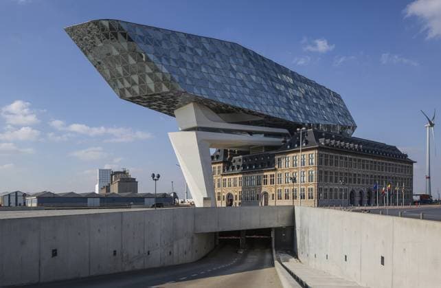 Antwerpen, Port House. Hafenhaus ehem Feuerwehrkaserne heute Hafenverwaltung Erweiterung 2012-16 von Zaha Hadid Ansicht von Südosten Antwerp, Port House. Port House former fire brigade barracks today harbour administration extension 2012-16 by Zaha Hadid View from south-east Copyright: imageBROKER FlorianxMonheim iblflm12766964.jpg