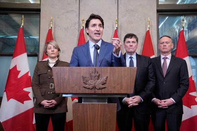 News Bilder des Tages March 4, 2025, Ottawa, On, Canada: Prime Minister Justin Trudeau holds a news conference on imposed U.S. tariffs as Foreign Affairs Minister Melanie Joly, Finance Minister Dominic LeBlanc and Public Safety Minister David McGuinty look on in Ottawa on Tuesday, March 4, 2025. Ottawa Canada  - ZUMAc35_ 20250304_zaf_c35_017 Copyright: xAdrianxWyldx