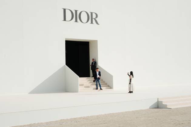 Bilder des Jahres 2025, Entertainment 03 März Entertainment Themen der Woche KW10 Entertainment Bilder des Tages Dior At Paris Fashion Week. In front of the Dior show venue for Paris Fashion Week in Paris, France. Paris France  Copyright: xVincentxKoebelx originalFilename: koebel-notitle250304_np99r.jpg