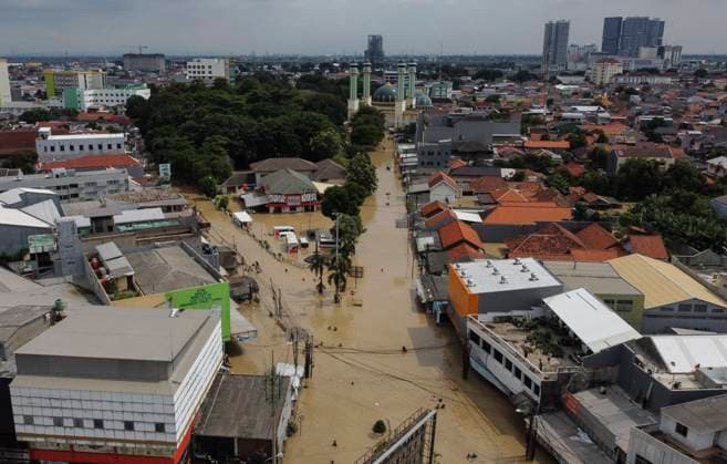 Bilder des Jahres 2025, News 03 März News Themen der Woche KW10 News Bilder des Tages Floods In The City Of Bekasi An aerial view shows floods that hit the city of Bekasi, West Java, on March 4, 2025. Heavy rain occurs overnight on March 3, causing several areas in the city to become submerged due to the overflow of some rivers around the city. Bekasi Indonesia  Copyright: xAdityaxIrawanx originalFilename: irawan-anaerial250304_npvkS.jpg