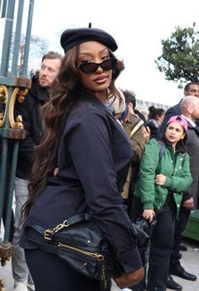 Arrivals at the Christian Dior Womenswear Ready to Wear Fall Winter 2025 2026 show during Paris Fashion Week PFW Tems aux arrivals au défilé Christian Dior Mode Féminine Prêt À Porter Automne Hiver 2025 2026 lors de la Fashion Week de Paris PFW , à Paris, France, le 4 mars 2025 Denis Guignebourg Bestimage Arrivals at the Christian Dior Womenswear Ready to Wear Fall Winter 2025 2026 show during Paris Fashion Week PFW , in Paris, France, March 4, 2025 Paris France  Copyright: xDenisxGuignebourgx xBestimagexDenisxGuignebourgx xBestimagex