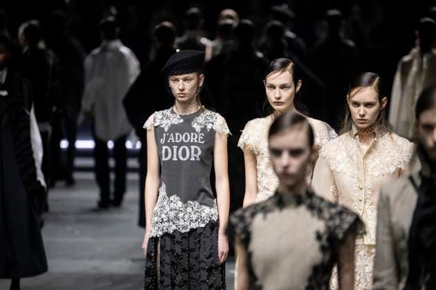 Entertainment Bilder des Tages PFW - Dior Runway Models present creations by Dior for the Womenswear Ready-to-wear Fall-Winter 2025 2026 collection as part of the Paris Fashion Week, in Paris on March 4, 2025. Photo by Eliot Blondet ABACAPRESS.COM Paris France  Copyright: xBlondetxEliot ABACAx
