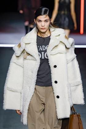Défilé Christian Dior Mode Féminine Prêt À Porter Automne Hiver 2025 2026 lors de la Fashion Week de Paris PFW Défilé Christian Dior Mode Féminine Prêt À Porter Automne Hiver 2025 2026 lors de la Fashion Week de Paris PFW , à Paris, France, le 4 mars 2025 Runway Christian Dior Womenswear Ready to Wear Fall Winter 2025 2026 show during Paris Fashion Week PFW , in Paris, France, March 4, 2025 Paris France  Copyright: xAgencex xBestimagexAgencex xBestimagex