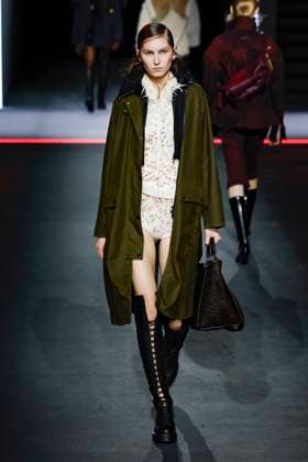 Défilé Christian Dior Mode Féminine Prêt À Porter Automne Hiver 2025 2026 lors de la Fashion Week de Paris PFW Défilé Christian Dior Mode Féminine Prêt À Porter Automne Hiver 2025 2026 lors de la Fashion Week de Paris PFW , à Paris, France, le 4 mars 2025 Runway Christian Dior Womenswear Ready to Wear Fall Winter 2025 2026 show during Paris Fashion Week PFW , in Paris, France, March 4, 2025 Paris France  Copyright: xAgencex xBestimagexAgencex xBestimagex