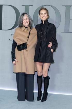 Photocall dau défilé Christian Dior Mode Féminine Prêt À Porter Automne Hiver 2025 2026 lors de la Fashion Week de Paris PFW Natalie Portman et sa mère Shelley Stevens au photocall du défilé Christian Dior Mode Féminine Prêt À Porter Automne Hiver 2025 2026 lors de la Fashion Week de Paris PFW , in Paris, France, March 4, 2025 Olivier Borde Bestimage Photocall at the Christian Dior Womenswear Ready to Wear Fall Winter 2025 2026 show during Paris Fashion Week PFW , in Paris, France, March 4, 2025 Paris France  Copyright: xOLIVIERxBORDEx xBESTIMAGExOLIVIERxBORDEx xBESTIMAGEx