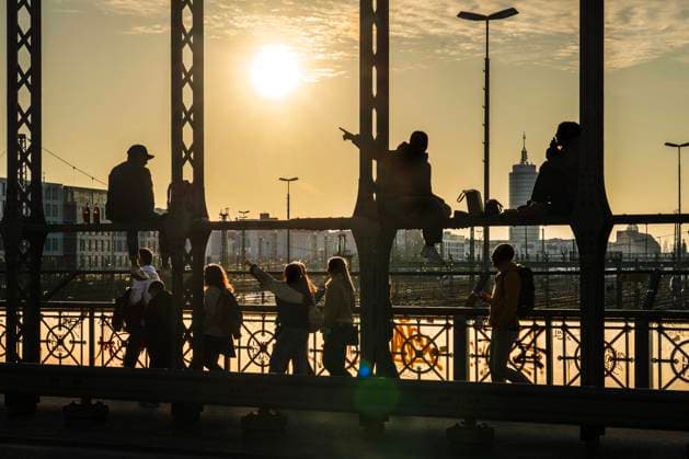 News Themen der Woche KW10 News Bilder des Tages Treffpunkt Hackerbrücke, junge Menschen sitzen entspannt in den Brückenbögen, genießen das Frühlingswetter, München, März 2025 Deutschland, München, März 2025, Treffpunkt Hackerbrücke, junge Menschen sitzen entspannt in den Brückenbögen, genießen das Frühlingswetter in den schmiedeeisernen Bögen über den Gleisen, eine Stunde vor Sonnenuntergang zeigt das Thermometer 10 Grad, die Hackerbrücke ist als abendlicher Treffpunkt in den letzten Jahren populär geworden, eine andere Gruppe junger Leute kommt gerade von der S-Bahn, Frühling, schönes Wetter, Bayern, *** Hackerbrücke meeting point, young people sitting relaxed in the bridge arches, enjoying the spring weather, Munich, March 2025 Germany, Munich, March 2025, Hackerbrü