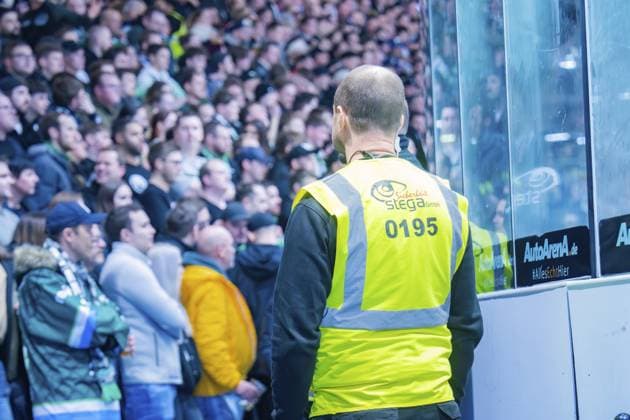 Sicherheitsmitarbeiter überwacht das Geschehen im Stadion während eines Sportevents, Heilbronner Falken Vs Bietigheimer Steelers, Heilbronn, Deutschland, Europa Security guard monitors the action in the stadium during a sporting event, Heilbronner Falken Vs Bietigheimer Steelers, Heilbronn, Germany, Europe Copyright: imageBROKER ManuelxKamuf iblmlk12772062.jpg