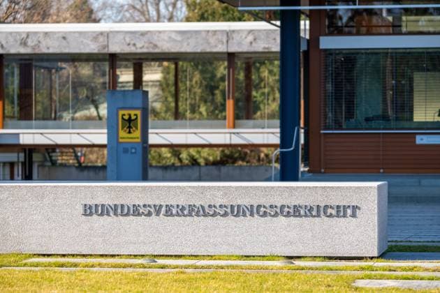 Karlsruhe, Baden-Württemberg, Germany - March 4, 2025: The massive stone block with the inscription Federal Constitutional Court in front of the building or court in Karlsruhe, next to the Federal Eagle of the Federal Republic of Germany as a coat of arms. *** Der massive Steinblock mit der Aufschrift Bundesverfassungsgericht vor dem Gebäude bzw. Gericht in Karlsruhe, neben Bundesadler der Bundesrepublik Deutschland als Wappen.