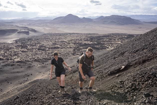 Zwei Wanderer steigen einen steinigen Vulkanhang hinauf, Argentinien, Vulkane, Lavafeld, Antofagasta, Südamerika Two hikers climb up a rocky volcanic slope, Argentina, Volcanoes, Lava field, Antofagasta, South America Copyright: imageBROKER SaschaxSelli-Grabows ibxsse12805113.jpg ,model released, Symbolfoto ,property released