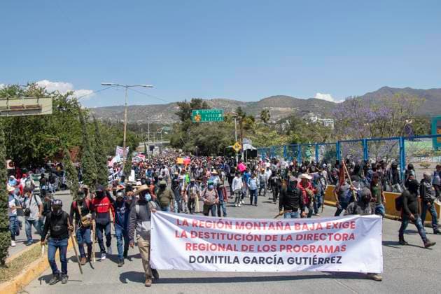 March 4, 2025, Chilpancingo, Guerrero, Mexico: Mayors, commissioners and thousands of residents of the central and mountainous regions of the state of Guerrero, demanding various works for the improvement of their communities, upon arriving at the government palace asked to speak with the state governor, teacher Evelyn Salgado, when she refused they detained the commission of officials, later they broke into the government palace. Chilpancingo Mexico - ZUMAj170 20250304_zip_j170_004 Copyright: xDavidxJuarezx
