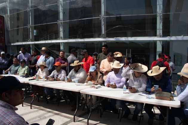 March 4, 2025, Chilpancingo, Guerrero, Mexico: Mayors, commissioners and thousands of residents of the central and mountainous regions of the state of Guerrero, demanding various works for the improvement of their communities, upon arriving at the government palace asked to speak with the state governor, teacher Evelyn Salgado, when she refused they detained the commission of officials, later they broke into the government palace. Chilpancingo Mexico - ZUMAj170 20250304_zip_j170_010 Copyright: xDavidxJuarezx