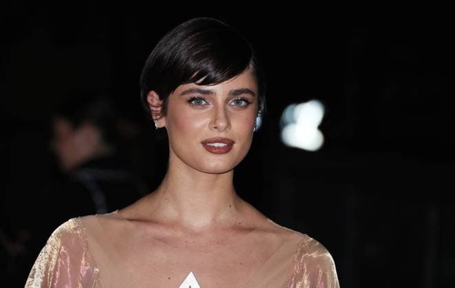 Taylor Hill arrivals at the Grand Diner du Louvre in Paris on March 4, 2025 Denis Guignebourg BestImage France  Copyright: xDenisxGuignebourgx xBestimagexDenisxGuignebourgx xBestimagex