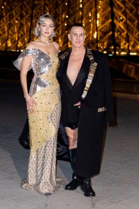 Le Grand Diner du Louvre photo call Gigi Hadid et Jeremy Scott Photo Call du Le Grand Diner du Louvre lors de la Fashion Week à Paris le 5 mars 2025 Olivier Borde Bestimage Photo call Le Grand Diner du Louvre during Fashion Week in Paris on March 5th, 2025 Paris France  Copyright: xOLIVIERxBORDEx xBESTIMAGExOLIVIERxBORDEx xBESTIMAGEx