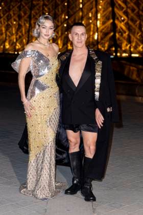 Le Grand Diner du Louvre photo call Gigi Hadid et Jeremy Scott Photo Call du Le Grand Diner du Louvre lors de la Fashion Week à Paris le 5 mars 2025 Olivier Borde Bestimage Photo call Le Grand Diner du Louvre during Fashion Week in Paris on March 5th, 2025 Paris France  Copyright: xOLIVIERxBORDEx xBESTIMAGExOLIVIERxBORDEx xBESTIMAGEx