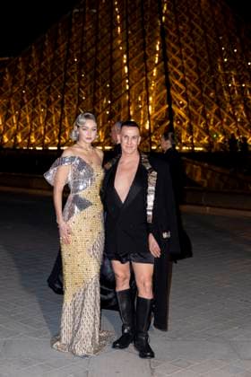 Le Grand Diner du Louvre photo call Gigi Hadid et Jeremy Scott Photo Call du Le Grand Diner du Louvre lors de la Fashion Week à Paris le 5 mars 2025 Olivier Borde Bestimage Photo call Le Grand Diner du Louvre during Fashion Week in Paris on March 5th, 2025 Paris France  Copyright: xOLIVIERxBORDEx xBESTIMAGExOLIVIERxBORDEx xBESTIMAGEx