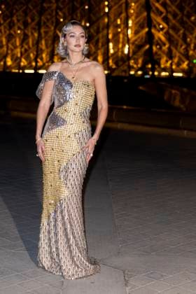 Le Grand Diner du Louvre photo call Gigi Hadid Photo Call du Le Grand Diner du Louvre during Fashion Week in Paris on March 5th, 2025 Olivier Borde Bestimage Photo call Le Grand Diner du Louvre during Fashion Week in Paris on March 5th, 2025 Paris France  Copyright: xOLIVIERxBORDEx xBESTIMAGExOLIVIERxBORDEx xBESTIMAGEx