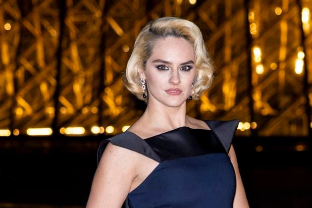 Le Grand Diner du Louvre Photo call Noémie Merlant Photo Call du Le Grand Diner du Louvre lors de la Fashion Week à Paris le 5 mars 2025 Olivier Borde Bestimage Photo call Le Grand Diner du Louvre during Fashion Week in Paris on March 5th, 2025 Paris France  Copyright: xOLIVIERxBORDEx xBESTIMAGExOLIVIERxBORDEx xBESTIMAGEx
