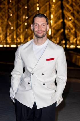 Le Grand Diner du Louvre photo call Simon Porte Jacquemus Photo Call du Le Grand Diner du Louvre lors de la Fashion Week à Paris le 5 mars 2025 Olivier Borde Bestimage Photo call Le Grand Diner du Louvre during Fashion Week in Paris on March 5th, 2025 Paris France  Copyright: xOLIVIERxBORDEx xBESTIMAGExOLIVIERxBORDEx xBESTIMAGEx
