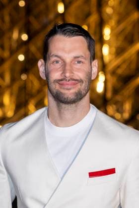Le Grand Diner du Louvre photo call Simon Porte Jacquemus Photo Call du Le Grand Diner du Louvre lors de la Fashion Week à Paris le 5 mars 2025 Olivier Borde Bestimage Photo call Le Grand Diner du Louvre during Fashion Week in Paris on March 5th, 2025 Paris France  Copyright: xOLIVIERxBORDEx xBESTIMAGExOLIVIERxBORDEx xBESTIMAGEx