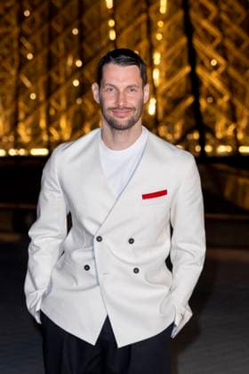 Le Grand Diner du Louvre photo call Simon Porte Jacquemus Photo Call du Le Grand Diner du Louvre lors de la Fashion Week à Paris le 5 mars 2025 Olivier Borde Bestimage Photo call Le Grand Diner du Louvre during Fashion Week in Paris on March 5th, 2025 Paris France  Copyright: xOLIVIERxBORDEx xBESTIMAGExOLIVIERxBORDEx xBESTIMAGEx
