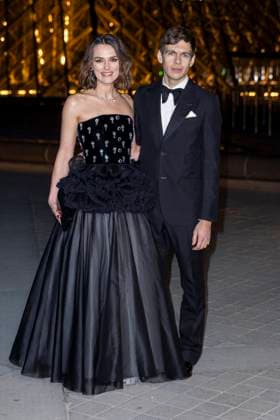 Le Grand Diner du Louvre photo call Keira Knightley et son mari James Righton Photo Call du Le Grand Diner du Louvre lors de la Fashion Week à Paris le 5 mars 2025 Olivier Borde Bestimage Photo call Le Grand Diner du Louvre during Fashion Week in Paris on March 5th, 2025 Paris France  Copyright: xOLIVIERxBORDEx xBESTIMAGExOLIVIERxBORDEx xBESTIMAGEx