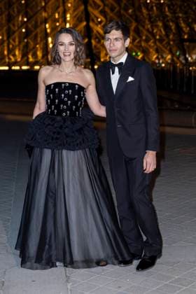 Le Grand Diner du Louvre photo call Keira Knightley et son mari James Righton Photo Call du Le Grand Diner du Louvre lors de la Fashion Week à Paris le 5 mars 2025 Olivier Borde Bestimage Photo call Le Grand Diner du Louvre during Fashion Week in Paris on March 5th, 2025 Paris France  Copyright: xOLIVIERxBORDEx xBESTIMAGExOLIVIERxBORDEx xBESTIMAGEx