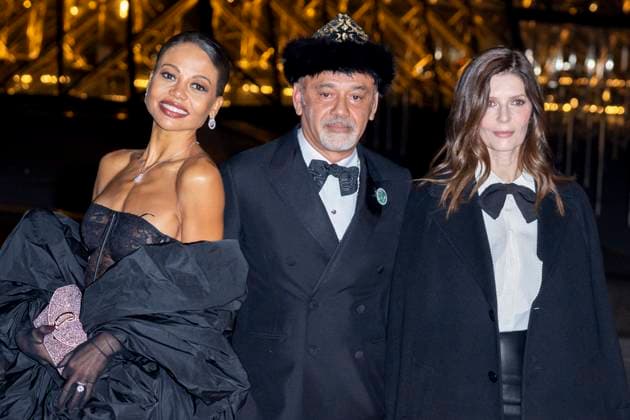 Le Grand Diner du Louvre photo call Emma Weymouth, Christian Louboutin et Chiara Mastroianni Photo Call du Le Grand Diner du Louvre lors de la Fashion Week à Paris le 5 mars 2025 Olivier Borde Bestimage Photo call Le Grand Diner du Louvre during Fashion Week in Paris on March 5th, 2025 Paris France  Copyright: xOLIVIERxBORDEx xBESTIMAGExOLIVIERxBORDEx xBESTIMAGEx