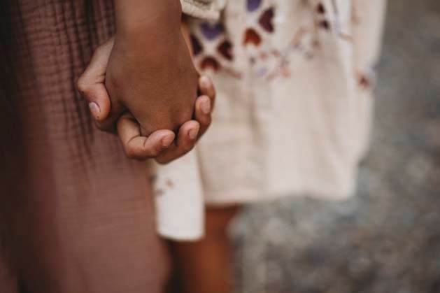 Creative Highlights Symbolfotos Close up of hands holding black girls wearing dresses Shenandoah, Virginia, United States CR_TANI250303-1668865-01 ,model released, Symbolfoto