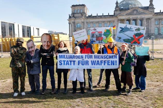 Protestaktion mehrerer Friedensinitiativen gegen ein mögliches neues Sondervermögen zur Erhöhung der Ausgaben. Zu der Aktion rufen auf: IPPNW, Deutsche Friedensgesellschaft Vereinigte Kriegsdienstgegnerinnen, Naturfreunde Deutschlands und Pax Christi Deutschland. Berlin, Platz der Republik am 05.03.25 in Berlin Protestaktion gegen ein mögliches neues Sondervermögen in Berlin *** Protest action by several peace initiatives against a possible new special fund to increase spending IPPNW, Deutsche Friedensgesellschaft Vereinigte Kriegsdienstgegnerinnen, Naturfreunde Deutschlands and Pax Christi Deutschland Berlin are calling for the action at Platz der Republik on 05 03 25 in Berlin Protest action against a possible new special fund in