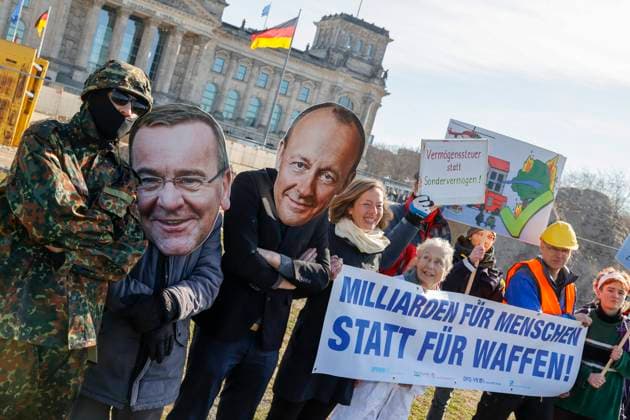 Bilder des Jahres 2025, News 03 März News Themen der Woche KW10 News Bilder des Tages Protestaktion mehrerer Friedensinitiativen gegen ein mögliches neues Sondervermögen zur Erhöhung der Ausgaben. Zu der Aktion rufen auf: IPPNW, Deutsche Friedensgesellschaft Vereinigte Kriegsdienstgegnerinnen, Naturfreunde Deutschlands und Pax Christi Deutschland. Berlin, Platz der Republik am 05.03.25 in Berlin Protestaktion gegen ein mögliches neues Sondervermögen in Berlin *** Protest action by several peace initiatives against a possible new special fund to increase spending IPPNW, Deutsche Friedensgesellschaft Vereinigte Kriegsdienstgegnerinnen, Naturfreunde Deutschlands and Pax Christi Deutschland Berlin are calling for the action at Platz der Republik on 05 03 25 in Berlin Protest action against a possible new special fund in