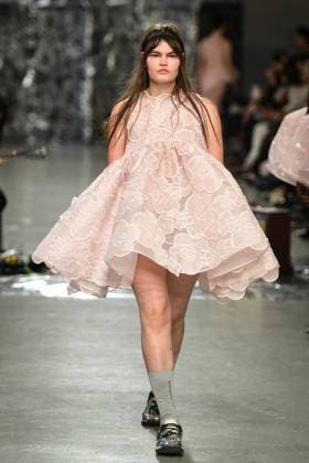 Entertainment Bilder des Tages PFW - Cecilie Bahnsen Runway A model walks the runway for a collection by Cecilie Bahnsen as part of Paris Fashion Week at the Palais de Tokyo in Paris, on March 5, 2025. Photo by Firas Abdullah ABACAPRESS.COM Paris Ile-de-France France  Copyright: xAbdullahxFiras ABACAx