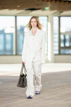 PFW - Stella McCartney Runway A model presents a creation by Stella McCartney for the Womenswear Ready-to-wear Fall-Winter 2025 2026 collection as part of the Paris Fashion Week, in Paris on March 5, 2025. Photo by Eliot Blondet ABACAPRESS.COM Paris France  Copyright: xBlondetxEliot ABACAx