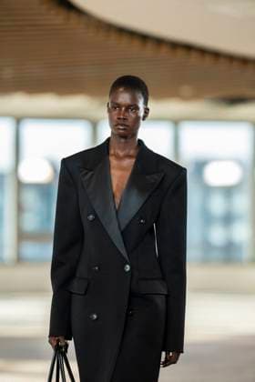 PFW - Stella McCartney Runway A model presents a creation by Stella McCartney for the Womenswear Ready-to-wear Fall-Winter 2025 2026 collection as part of the Paris Fashion Week, in Paris on March 5, 2025. Photo by Eliot Blondet ABACAPRESS.COM Paris France  Copyright: xBlondetxEliot ABACAx