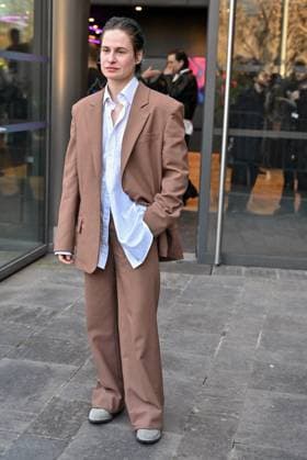 PFW Stella McCartney Outside Arrivals Christine And The Queens aka Redcar Rahim arriving at Stella McCartney show during Paris Fashion Week in Paris, France on March 5, 2025. Photo by Julien Reynaud APS-Medias ABACAPRESS.COM Paris France  Copyright: xReynaudxJulien APS-Medias ABACAx