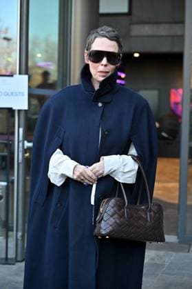 PFW Stella McCartney Outside Arrivals Olivia Colman arriving at Stella McCartney show during Paris Fashion Week in Paris, France on March 5, 2025. Photo by Julien Reynaud APS-Medias ABACAPRESS.COM Paris France  Copyright: xReynaudxJulien APS-Medias ABACAx