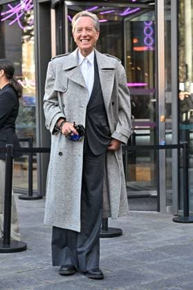 PFW Stella McCartney Outside Arrivals Richard E Grant arriving at Stella McCartney show during Paris Fashion Week in Paris, France on March 5, 2025. Photo by Julien Reynaud APS-Medias ABACAPRESS.COM Paris France  Copyright: xReynaudxJulien APS-Medias ABACAx