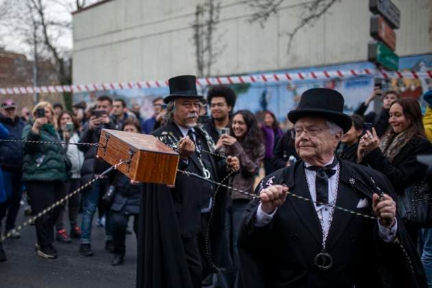 Bilder des Jahres 2025, News 03 März News Themen der Woche KW10 News Bilder des Tages March 5, 2025, Madrid, Spain: Members of the Sardine brotherhood make the coffin of the sardine dance, during the celebration of the Burial of the Sardine parade that toured the streets of Madrid . The Burial of the Sardine festivity is a funeral procession that is celebrated every Ash Wednesday, to say goodbye to the carnival week and dates back to the 18th century and marks the forty days prior to the arrival of Holy Week. Madrid Spain - ZUMAs197 20250305_aaa_s197_124 Copyright: xLuisxSotox