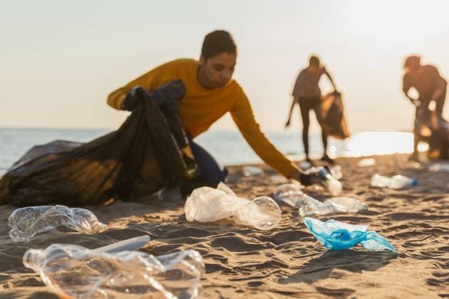 Tag der Erde. Freiwillige Aktivisten sammelt Müll Reinigung von Strand Küstenzone. Frau mans mit Müll in Müllsack auf Ozean Ufer. Umweltschutz Küstenzone Reinigung. Unscharfes Bild. Earth day. Volunteers activists collects garbage cleaning of beach coastal zone. Woman mans with trash in garbage bag on ocean shore. Environmental conservation coastal zone cleaning. Blurred image ,model released, Symbolfoto Copyright: xZoonar.com IuliiaxZavalishinax 22957551 ,model released, Symbolfoto ,property released