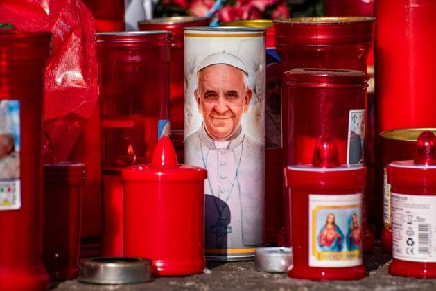 News Themen der Woche KW10 March 5, 2025, Rome, Italy: Tributes of flowers, images, candles and drawings seen under the statue of Pope John Paul II outside Gemelli Polyclinic where Pope Francis is hospitalized. Rome Italy - ZUMAs197 20250305_aaa_s197_169 Copyright: xVincenzoxNuzzolesex