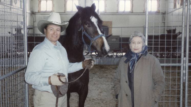 THE COWBOY AND THE QUEEN, from left: horse trainer Monty Roberts, Queen Elizabeth II in 1989 at the Windsor Castle indoor riding school, 2023. Greenwich Entertainment courtesy Everett CollectionMCDCOAN EC218 PUBLICATIONXNOTxINxCANxCHNxFRAxITAxJPNxNORxPOLxRUSxESPxUKxUSA Copyright: xx MCDCOAN EC218 MCDCOAN_EC218_H