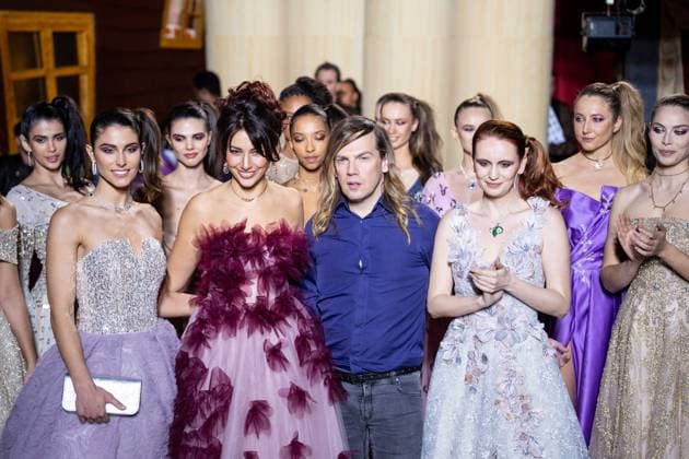 Entertainment Bilder des Tages PFW - Christophe Guillarme Runway Delphine Wespiser and Christophe Guillarme with other models present creations by Christophe Guillarme for the Womenswear Ready-to-wear Fall-Winter 2025 2026 collection as part of the Paris Fashion Week on March 5, 2025 in Paris, France. Photo by Alexis Jumeau ABACAPRESS.COM Paris France  Copyright: xJumeauxAlexis ABACAx