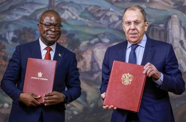 Bilder des Jahres 2025, News 03 MÃ¤rz News Themen der Woche KW10 News Bilder des Tages RUSSIA, MOSCOW - MARCH 6, 2025: Zimbabwe s Minister of Foreign Affairs and International Trade Amon Murwira and Russia s Minister of Foreign Affairs Sergei Lavrov (L-R) are seen during a signing ceremony at the Russian Foreign Ministry s Reception House. Alexander Shcherbak TASS  78890747