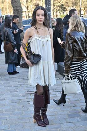 PFW Chloe Outside Arrivals Guest arriving at Chloe show during Paris Fashion Week in Paris, France on March 6, 2025. Photo by Julien Reynaud APS-Medias ABACAPRESS.COM Paris France  Copyright: xReynaudxJulien APS-Medias ABACAx