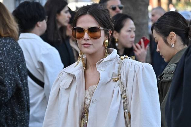 PFW Chloe Outside Arrivals Zoey Deutch arriving at Chloe show during Paris Fashion Week in Paris, France on March 6, 2025. Photo by Julien Reynaud APS-Medias ABACAPRESS.COM Paris France  Copyright: xReynaudxJulien APS-Medias ABACAx