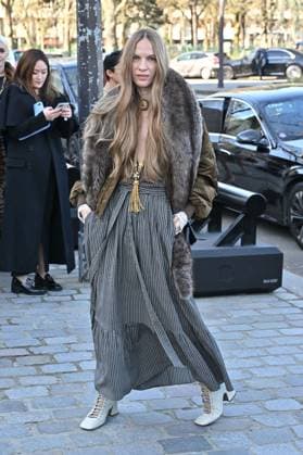PFW Chloe Outside Arrivals Guest arriving at Chloe show during Paris Fashion Week in Paris, France on March 6, 2025. Photo by Julien Reynaud APS-Medias ABACAPRESS.COM Paris France  Copyright: xReynaudxJulien APS-Medias ABACAx
