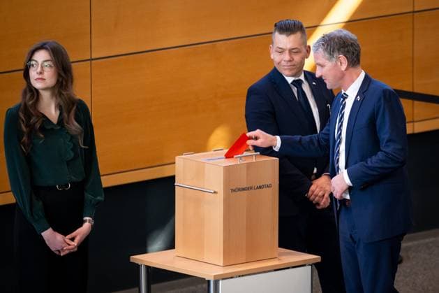 News Themen der Woche KW10 News Bilder des Tages 10. PLENARSITZUNG DES THÜRINGER LANDTAGS 06 03 2025 - Erfurt: Der Vorsitzende der AfD-Fraktion im Thüringer Landtag, Björn Höcke (AfD), wirft seinem Wahlzettel in die Wahlurne zur Wahl eines Vizepräsidenten des Thüringer Landtags in der 10. Plenarsitzung des Thüringer Landtags am 6. März 2025. Zur Wahl stand Jörg Prophet (AfD). _________________ *** 10 PLENARY SESSION OF THE THURINGIAN STATE PARLIAMENT 06 03 2025 Erfurt The chairman of the AfD parliamentary group in the Thuringian state parliament, Björn Höcke AfD , throws his ballot paper into the ballot box for the election of a vice president of the Thuringian state parliament in the 10th plenary session of the Thuringian state parliament on March 6, 2025 Jörg Prophet AfD st