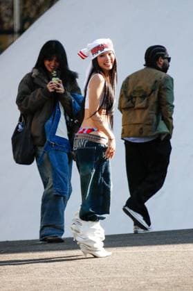 Arrivals at the Off White fashion show, at the headquarters of the French Communist Party PCF , Fashion Collection Ready to Wear Fall Winter 2025 2026 at Paris Fashion Week PFW Guest at arrivals at the Off White fashion show, at the headquarters of the French Communist Party PCF , Fashion Collection Ready to Wear Fall Winter 2025 2026 at Paris Fashion Week PFW , in Paris, France, March 6, 2025 Christophe Clovis Bestimage Arrivals at the Off White fashion show, at the headquarters of the French Communist Party PCF , Fashion Collection Ready to Wear Fall Winter 2025 2026 during Paris Fashion Week PFW , in Paris, France, March 6, 2025 Paris France Copyright: xChristophexClovisx xBestimagexChristophexClovisx xBestimagex