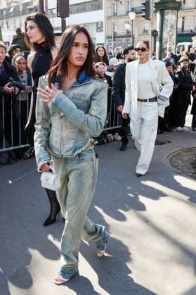 Arrivals at the Off White fashion show, at the headquarters of the French Communist Party PCF , Fashion Collection Ready to Wear Fall Winter 2025 2026 at Paris Fashion Week PFW Guest at arrivals at the Off White fashion show, at the headquarters of the French Communist Party PCF , Fashion Collection Ready to Wear Fall Winter 2025 2026 at Paris Fashion Week PFW , in Paris, France, March 6, 2025 Christophe Clovis Bestimage Arrivals at the Off White fashion show, at the headquarters of the French Communist Party PCF , Fashion Collection Ready to Wear Fall Winter 2025 2026 during Paris Fashion Week PFW , in Paris, France, March 6, 2025 Paris France Copyright: xChristophexClovisx xBestimagexChristophexClovisx xBestimagex