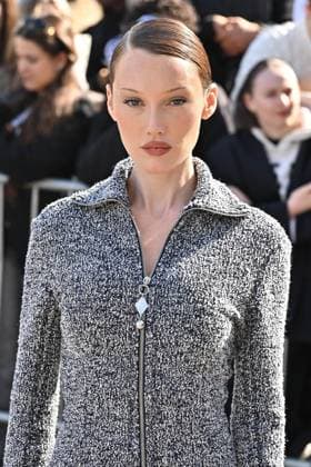 PFW Rabanne Outside Arrivals Meredith Duxbury arriving at Rabanne show during Paris Fashion Week in Paris, France on March 6, 2025. Photo by Julien Reynaud APS-Medias ABACAPRESS.COM Paris France  Copyright: xReynaudxJulien APS-Medias ABACAx